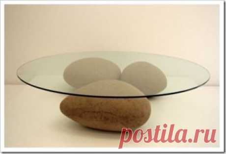 Стол из камней | Я декоратор 
 
 
Бразильский дизайнер сделал вот такой оригинальный столик. На первый взгляд он сделан из натуральных камней и стекла. Но именно здесь и кроетс