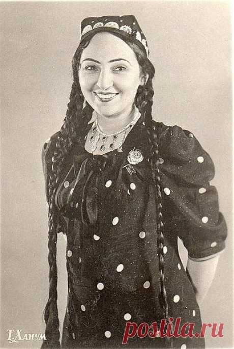 Թամարա Խանում ( Թամարա Արտեմի Պետրոսյան,1906 մարտի 16,Գորչակովո-1991 հուլիսի 30),հայազգի պարուհի,երգչուհի,բալետմայստեր,ԽՍՀՄ ժողովրդական արտիստուհի,Ուզբեկստանի երաժշտադրամատիկական թատրոնի բալետային ստուդիայի հիմնադիր։
Մեծ բեմ բարձրացել է 12 տարեկանում։1921թ. ընդունվել է Տաշքենդի ռուսական բալետի դպրոցը։1925թ. ավարտել է Մոսկվայի թատերական ուսումնարանը։1926-1928 թթ. պարել է Տաշքենդի երաժշտական-էթնոգրաֆիկ անսամբլում։1928-1934 թթ. մասնակցել էՈւզբեկստանի մի քանի քաղաքներում երաժշտական դրամատիկական