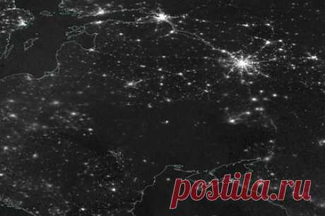 NASA показало погружение Украины в полную темноту. Американское космическое агентство NASA опубликовало спутниковый снимок блэкаута на Украине. На нем видно, что страна погрузилась в полную темноту. Украинская территория была запечатлена из космоса ночью 24 ноября в окружении ярко освещенных городов и населенных пунктов в соседних странах, включая Россию.