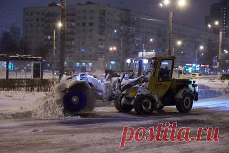 Циклон не пройдёт. С улиц Петербурга за ночь вывезли 8 тыс. кубометров снега. В Петербурге борются с последствиями циклона и сильных снегопадов. Губернатор Александр Беглов собрал экстренное совещание членов Правительства по поводу уборки города и принимает доклады о работе спецслужб.