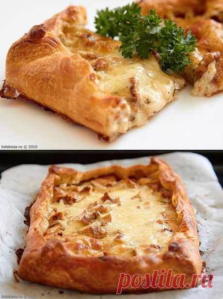Пирог с грибами, сметаной и сыром.
