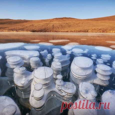 На Байкале можно встретить хаотично разбросанные пузыри льда. Нерпы в этом месте много, они выдыхают воздух и он тоже вмерзает в лед.