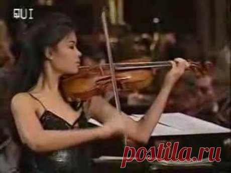 Vanessa-Mae plays Toccata &amp; Fugue