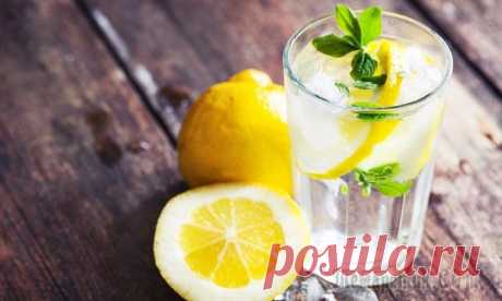 Вода с лимоном: 8 полезных свойств Вода с лимоном – простой в приготовлении напиток, который уже успели по достоинству оценить сторонники здорового образа жизни. Употребляемый в теплом виде и натощак, он является одним из полезнейших п...