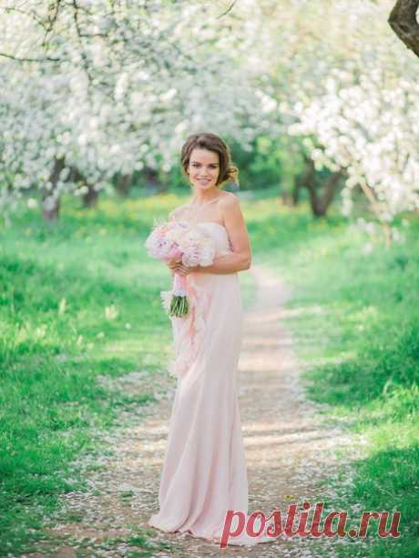 Нежная и романтичная свадебная фотосъемка в яблоневом саду. Вся серия: