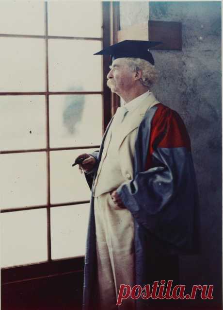 Mark Twain in his Oxford University robes, by Alvin Langdon Coburn, ca. 1909 --- These are rare photos of Mark Twain in color (early Autochrome). Autochrome is an additive color “mosaic screen plate” process. The medium consists of a glass plate coated on one side with a random mosaic of microscopic grains of potato starch dyed red-orange, green, and blue-violet (an unusual but functional variant of the standard red, green, and blue addit|Laura Dal Moro приколол(а) это к доске People