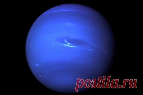 Объяснен цвет Урана и Нептуна. Планетологи Великобритании и США предложили возможное объяснение, почему Нептун имеет более темный оттенок синего цвета, чем Уран, хотя у обеих планет одинаковый химический состав атмосферы. Модель показала, что атмосфера Урана толще, чем у Нептуна, поэтому она содержит больше отражающего голубой свет метана.