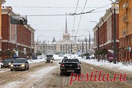 Жители российского города испугались «кровавых» сосулек. В Петрозаводске появились сосульки, выкрашенные в красный цвет. Необычное явление напугало жителей российского города. Снег на дорогах и стены дома также окрасились неизвестным веществом. Горожане предполагают, что это произошло из-за строительных работ на крыше, которые провели незадолго до этого.