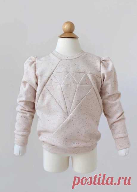 Идея для применения остатков трикотажа Идея для применения остатков трикотажаДля такого пуловера можно использовать и разноцветные остатки трикотажа тоже.