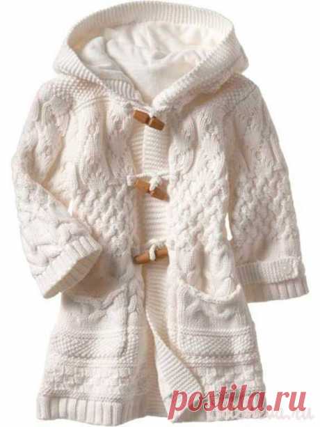 Белое пальто для девочки вязаное спицами и крючком