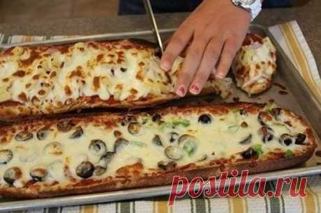 ПИЦЦА ХЛЕБ ЗА 10 МИНУТ!!!
Ингредиенты:
1 французская булка (или багет)
томатный соус
любые начинки, которые есть в холодильнике
тертый сыр