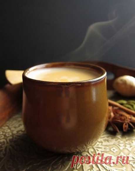 Настоящий индийский чай 

Для приготовления настоящего индийского чая используется молоко, специи и крепкая заварка. По-другому этот напиток еще называют «масалой». Жители Индии готовят такой чай по совершенно различным рецептам, в зависимости от региона проживания. Но есть основной метод приготовления «масалы». Для этого берется по щепотке кардамона, бадьяна, гвоздики, корицы и имбиря.