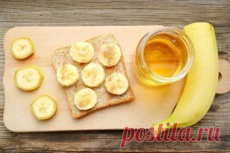 Хронический кашель и бронхит: рецепты здоровья
Благодаря могучим свойствам меда и бананов, которые содержатся в рецепте, вы можете не просто применять это средство как для взрослых, так и для детей, но и наслаждаться его вкусом!
Ингредиенты:
400 мл кипяченной воды
2 средних спелых банана
2 столовые ложки меда
Приготовление:
1. Во-первых, почистите бананы и деревянной вилкой или ложкой приготовьте пюре. Не используйте металлические столовые приборы, так как бананы, как прав...