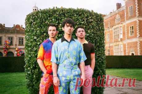 Jonas Brothers развлекли бабушек у бассейна: новый клип группы в стиле 80-х