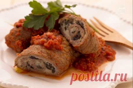 Involtini alla pizzaiola Gli involtini alla pizzaiola sono degli sfiziosi involtini di carne bovina, farciti con mozzarella e olive e cotti in un gustoso sugo al pomodoro.