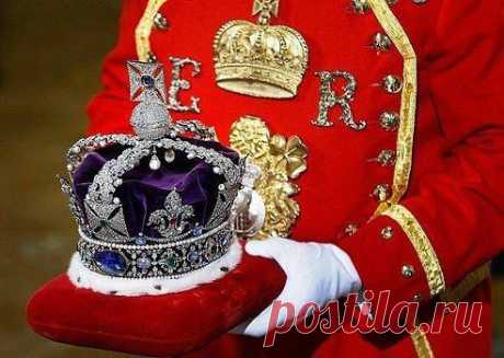 Корона Британской империи...

2868 алмазов, 273 жемчужины, 17 сапфиров, 11 изумрудов и 5 рубинов.