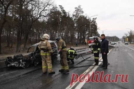 В Сети опубликовали момент попадания снаряда ВСУ по машине в Белгороде. Находившийся внутри автомобиля водитель пытался покинуть горящую машину, проехал около 100 метров, после чего произошел взрыв.