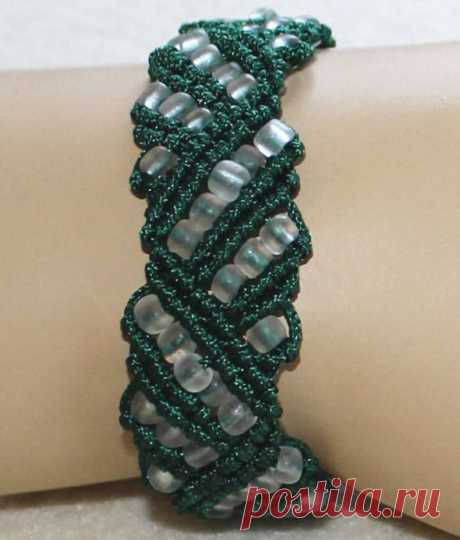 Macrame wristband in darkgreen, transparent glass beads, lobster clasp | makrame