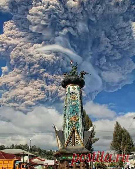 Мощное извержение вулкана на Суматре: фото и видео — National Geographic Россия