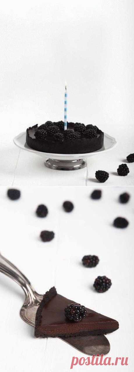 Как приготовить простой шоколадный торт с ежевикой без выпечки - рецепт, ингридиенты и фотографии