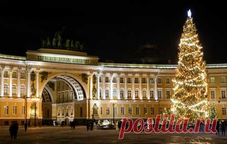 Гирлянды новогодней ели зажгли на Дворцовой площади в Петербурге. Праздничное дерево также украшают почти 300 игрушек