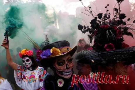 ФотоТелеграф » Карнавал ко Дню мёртвых в Мексике: массовое шествие скелетов-Катрин