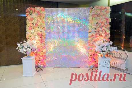 Свадебное оформление | Фотозона с динамичными пайетками и панно из цветов - Артмикс Декор
