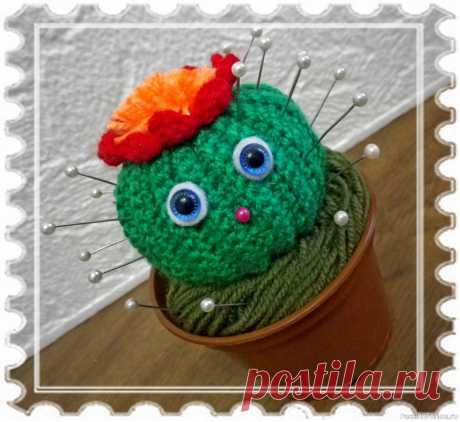 Вязаный кактус - игольница. Видео мастер-класс для начинающих. DIY Crocheted cactus-needler | Вязание крючком для начинающих Из остатков яркой разноцветной акриловой пряжи я решила связать яркий и позитивный кактус. Я постаралась подробно показать все этапы вязания этой игрушки или игольницы, кому как больше нравится. Вообще мне эта работа понравилась и я думаю, что это не последний мой вязаный кактус....