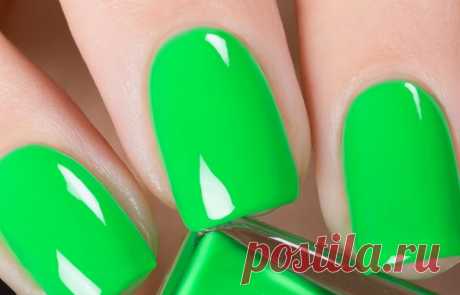 Зеленый маникюр: модные тенденции на короткие и длинные ногти