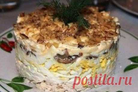 Слоёный салат с курицей, грибами и грецким орехом