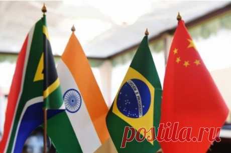 Bloomberg: Индия и Бразилия выступили против быстрого расширения БРИКС. Страны предложили обсудить на саммите в ЮАР возможность привлечения других стран со статусом наблюдателя.
