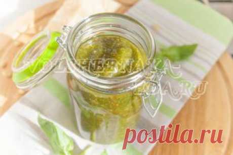 Соус Песто Классический рецепт соуса "Песто" включает 4 ингредиента: свежие листики базилика, оливковое масло, пармезан и орешки пинии.