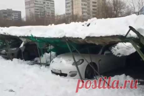 Снег на голову. Упавшая на парковке в Москве крыша похоронила 30 машин. В Северном Медведково обрушилась крыша автопарковки. Никто не пострадал, но под завалами оказались 30 легковых автомобилей. Кто будет платить за починку авто, aif.ru выяснил у эксперта.