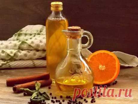 Пряное апельсиновое масло 
Это масло имеет обворожительную нотку цитрусовых и корицы. Оно прекрасно разнообразит вкус ваших салатов и выпечки. Поэтому рекомендую заготовить. 
Пряное апельсиновое масло делается очень просто. Гл…