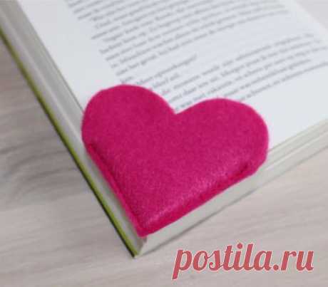 Фетровое сердечко - закладка для книжки.