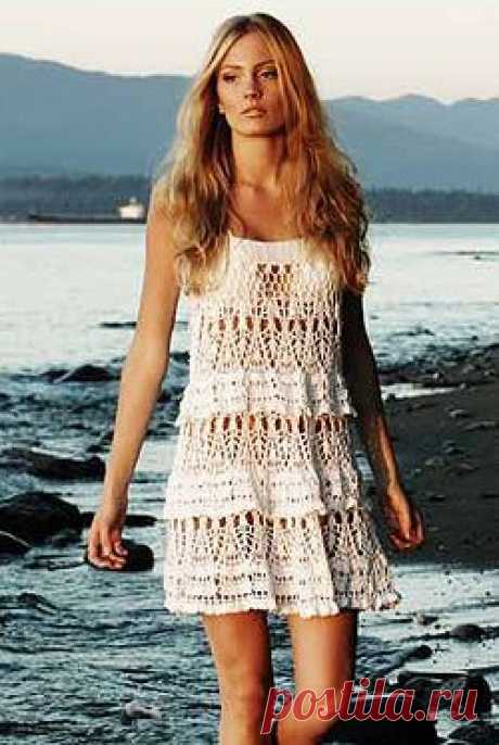 Это пляжное платье-сарафан  - одна из самых эффектных моделей Анны Костуровой. Здесь подобран очень красивый узор, который будет выигрышно смотреться в любом цвете, модель связана из 100% хлопка.