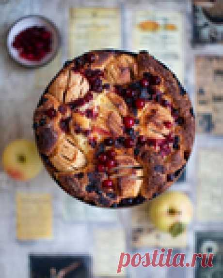 Бретонский масляный пирог с яблоками и клюквой