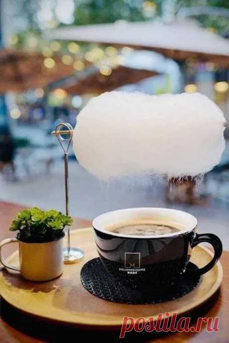 Этот кофе подают с облачком из сахарной ваты, которая тает от тепла и сахарным дождем капает в кружку...