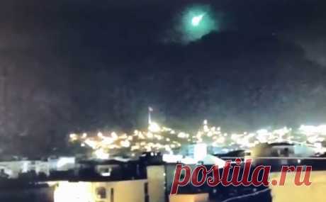 СМИ сообщили о падении метеорита в турецком Измире. В турецком курортном городе Измир зафиксировали падение метеорита.