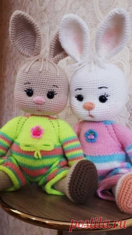 ЗАЙЧОНОК

#зайчик_крючком@knit_hook

Автор: Ирина Кириллова.

Источник: https://amigurumitoys.myeatbook.com/2020/07/16/amiguru..