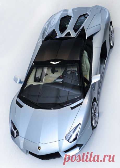 2013-Lamborghini-Aventador-LP-700-4-Roadster-overhead-top-up Photo #290671 - Motor Trend WOT