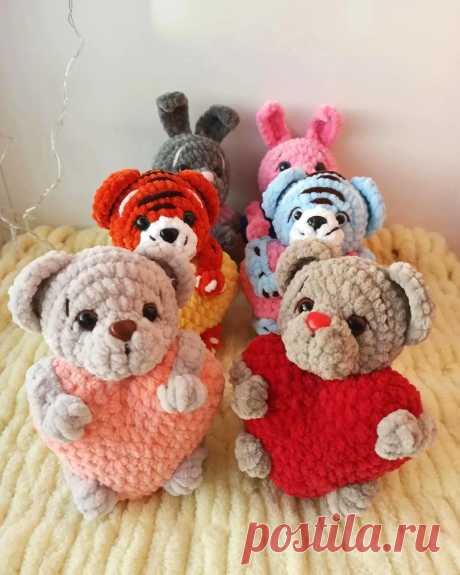 PDF Валентинки крючком. FREE crochet pattern; Аmigurumi animal patterns. Амигуруми схемы и описания на русском. Вязаные игрушки и поделки своими руками #amimore - плюшевые зверята ко дню Всех Влюблённых, маленькие зверюшки с сердечком к 14 февраля, заяц, тигр и мишка.