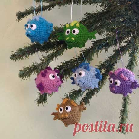 PDF Дракоши крючком. FREE crochet pattern; Аmigurumi toy patterns. Амигуруми схемы и описания на русском. Вязаные игрушки и поделки своими руками #amimore - маленький дракон, брелок в виде дракончика, динозавр, динозаврик.