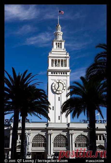 Picture/Photo: Clock tower of the Ferry building, modeled after the Seville Cathedral. San Francisco, California, USA