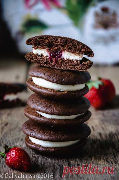 Печенье Whoopie cookies У меня есть еще один простой рецепт, печенье Вупи-кукис со вкусной ягодной серединкой и не менее вкусным кремом. Отнесу их к Елене на Клубничный ФМ И отнесу к Кате на ее ФМ летних десертов Вупи-кукиз Ингредиенты: Сливочное масло (комнатной температуры) -110 гр., Сахар (обычный или коричневый) - 180…