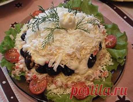 Салат с черносливом и орехами – рецепт слоеного салата «Черный жемчуг»
