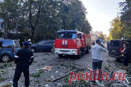 В МЧС назвали число находящихся под завалами многоэтажки в Балашихе людей. Два человека остаются под завалами после взрыва газа в многоэтажном доме в подмосковной Балашихе. Об этом сообщили в МЧС, передает ТАСС. Там добавили, что одного человека врачи не смогли спасти, еще один пострадал. По официальным данным, врачи не смогли спасти одного человека, пострадали еще как минимум трое.