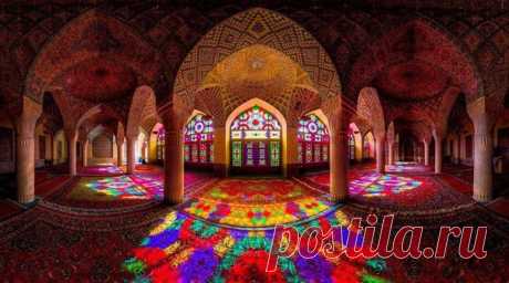 Радужная мечеть Насир аль Мульк была построена в 1888 году в Ширазе, Иран. Вся мечеть выложена красочной мозаикой, а окна представлены разноцветными витражами. В зависимости от времени суток солнечный свет, проходя через эти витражи, создает эффект калейдоскопа.