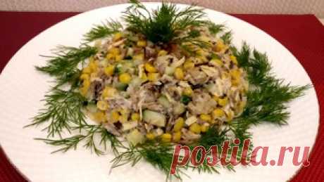 Салат со шпротами на Новый Год! С кукурузой, огурцом, сухариками и сыром рецепт с фото