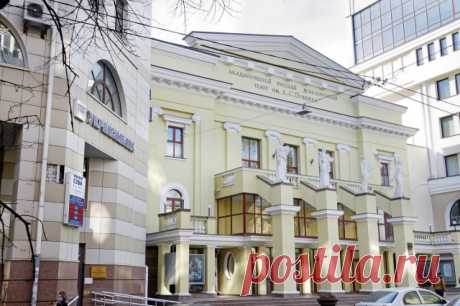 В Харькове убрали вывеску с упоминанием о Пушкине со здания драмтеатра. С фасада также демонтировали слово «русский».